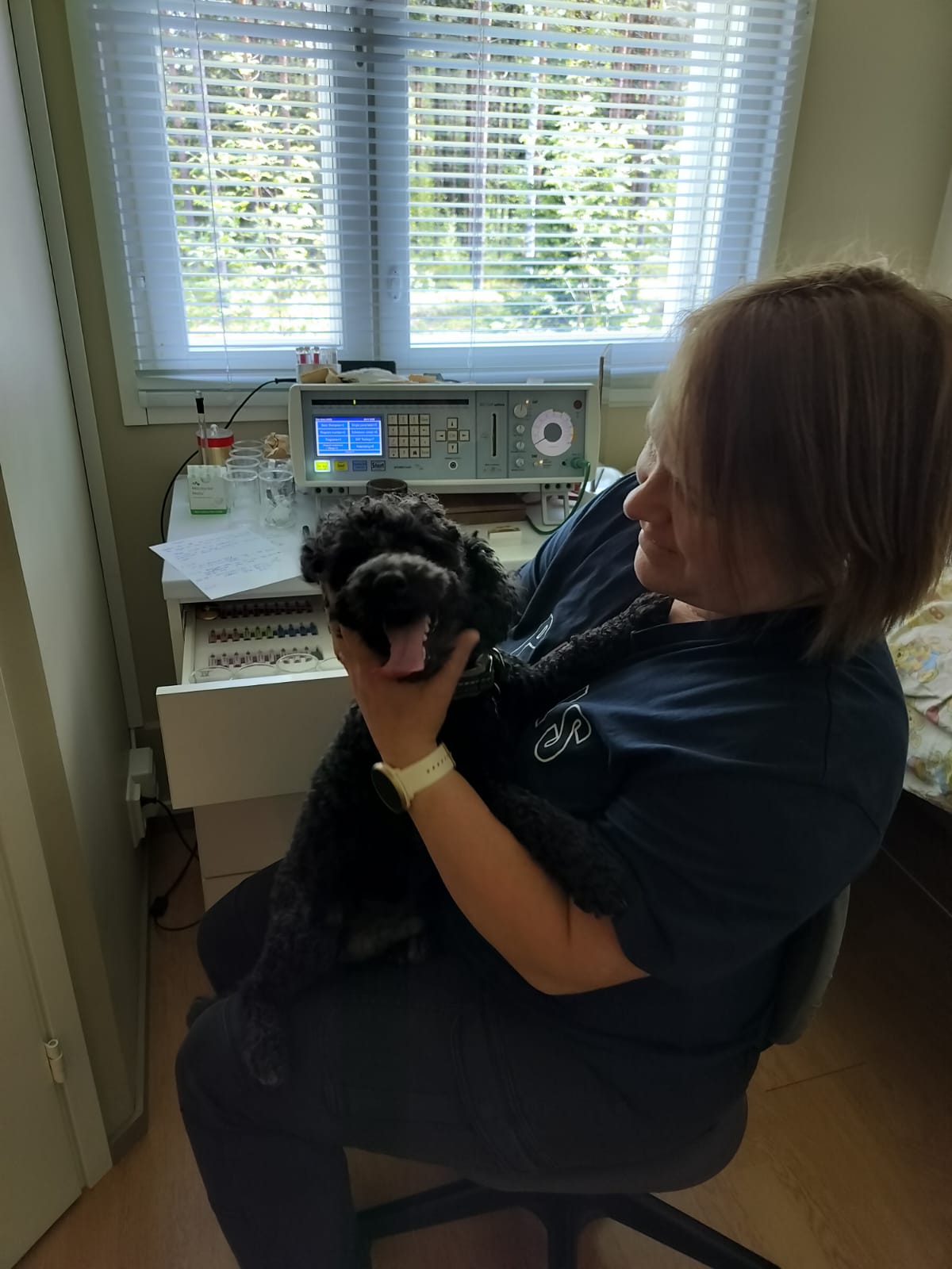 Hund i famnen under Bicom bioresonansbehandling