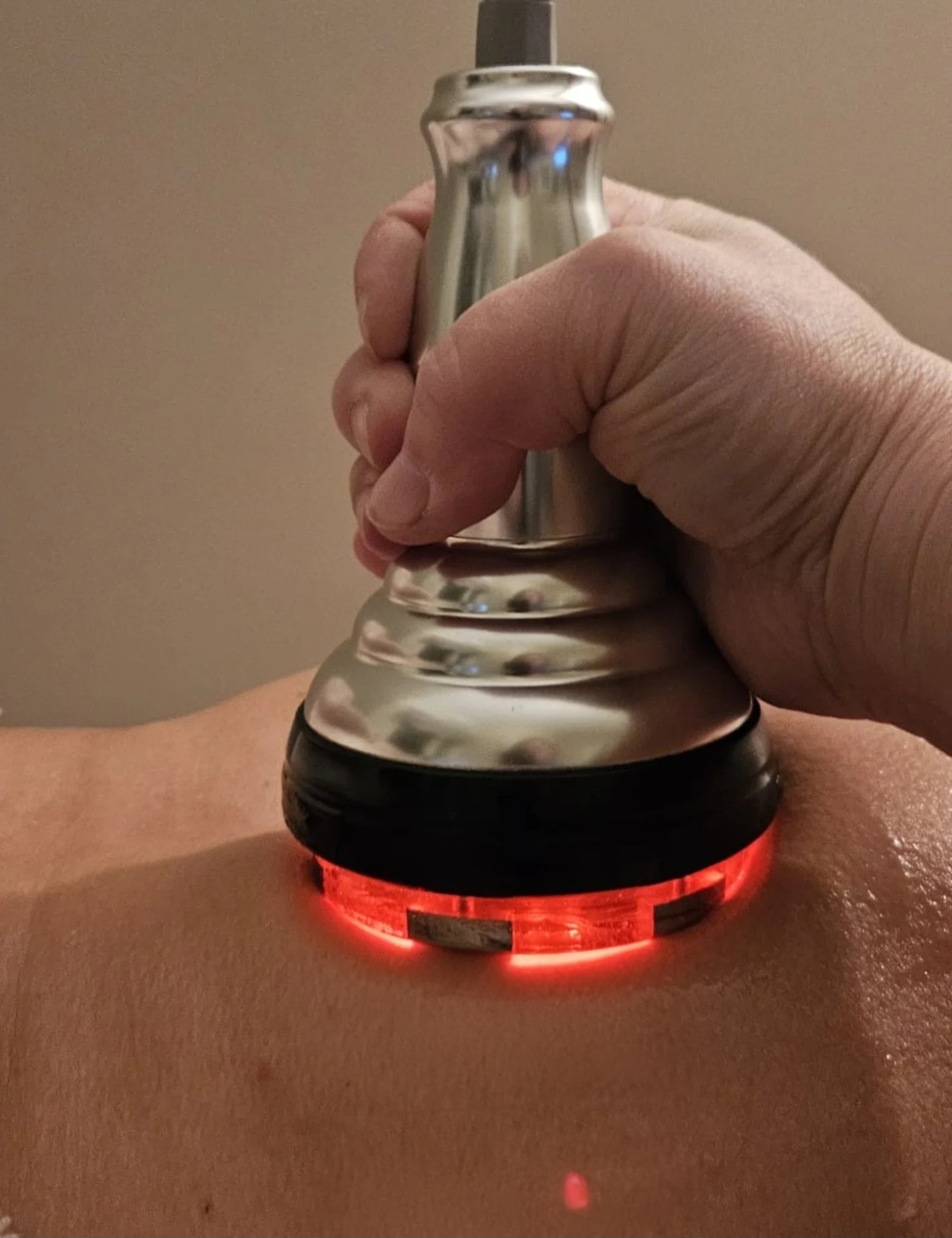 Cavitation- och radiofrekvensbehandling med handstycke mot huden